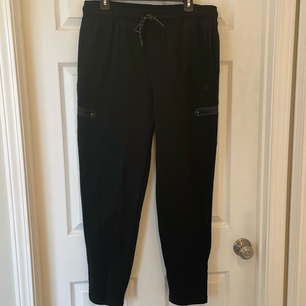 Men’s legend, black fleece sweatpants with drawstring and zipper pockets